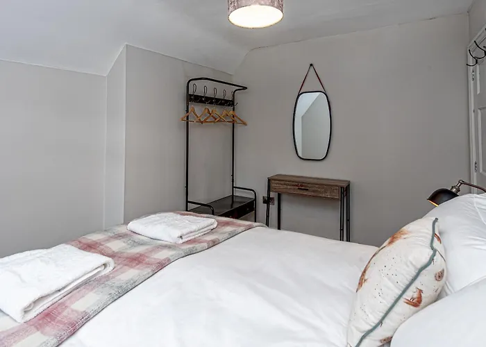 Character Townhouse In Town Centre & Superb Views