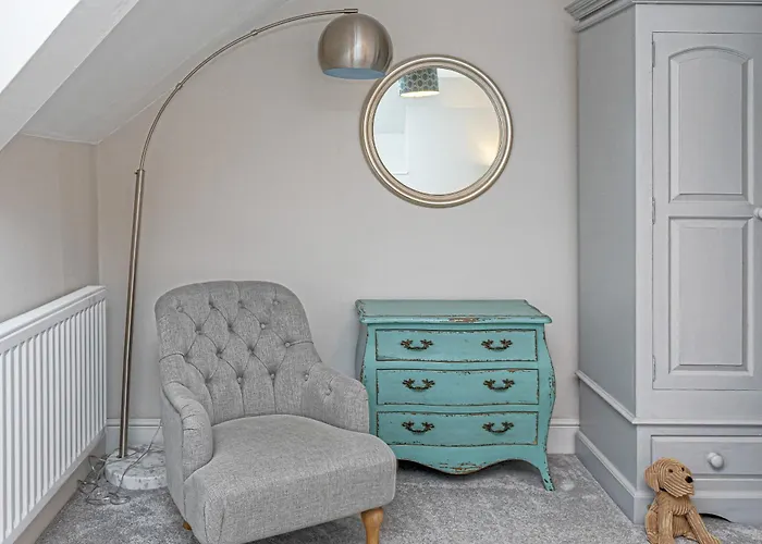 Character Townhouse In Town Centre & Superb Views