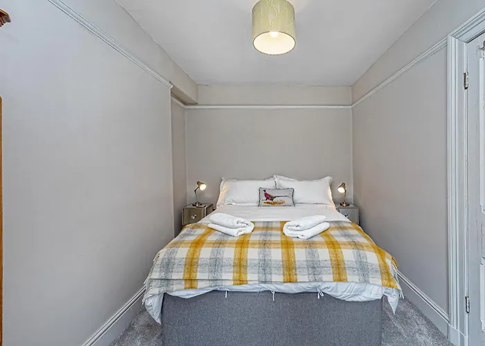 Character Townhouse In Town Centre & Superb Views