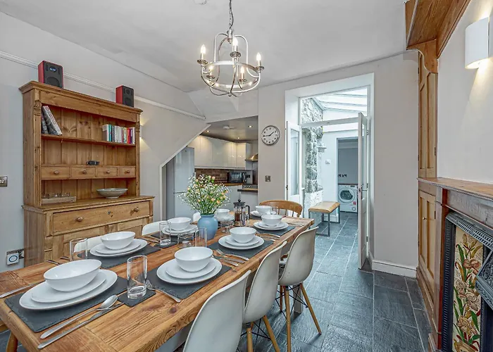 Character Townhouse In Town Centre & Superb Views