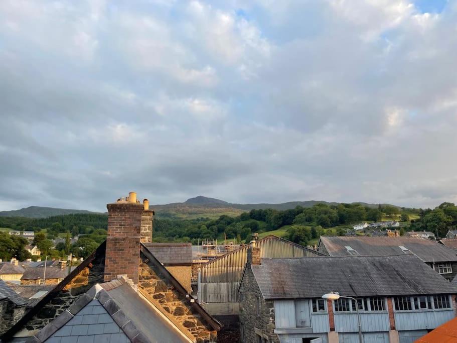 Character Townhouse In Town Centre & Superb Views *