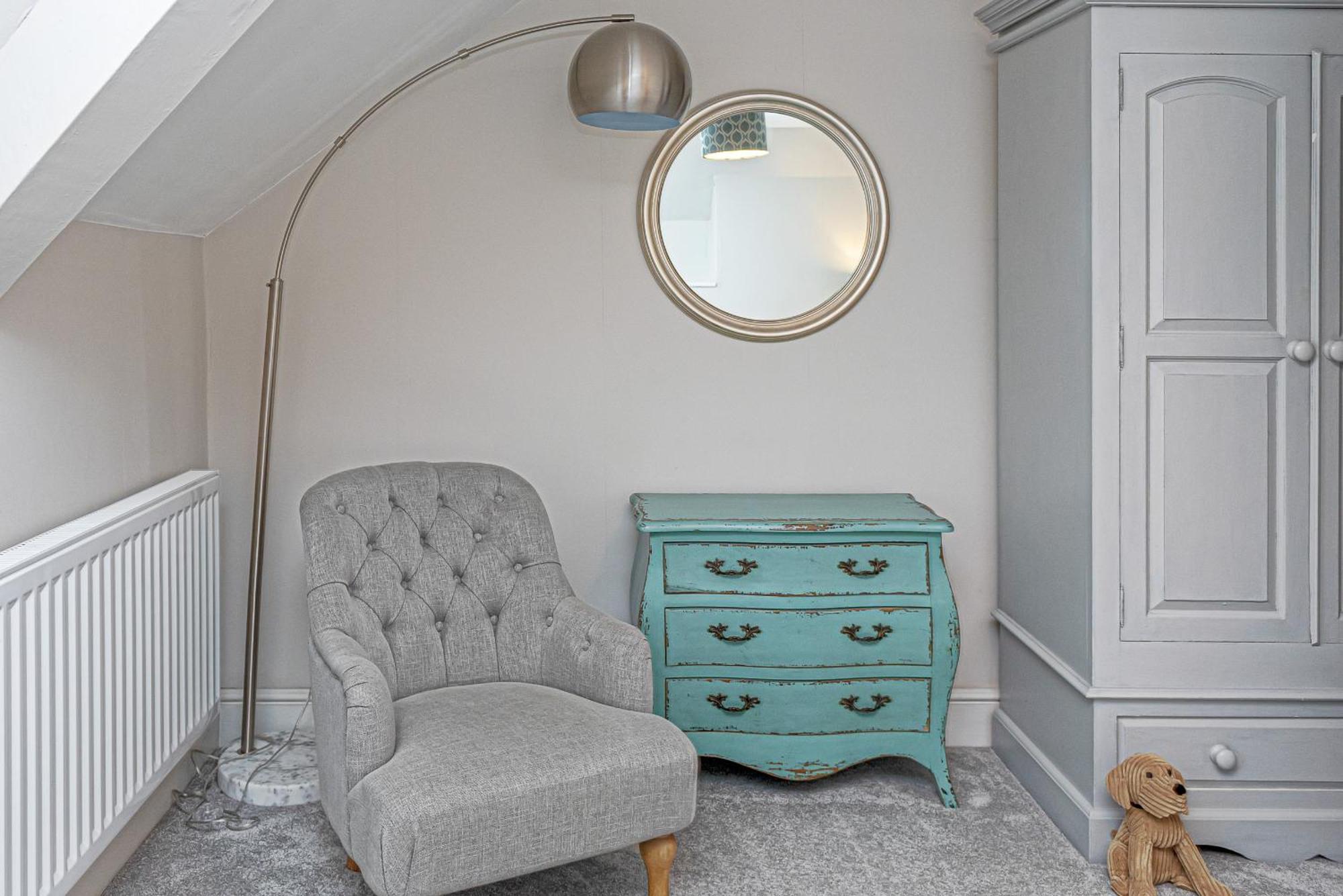 Character Townhouse In Town Centre & Superb Views