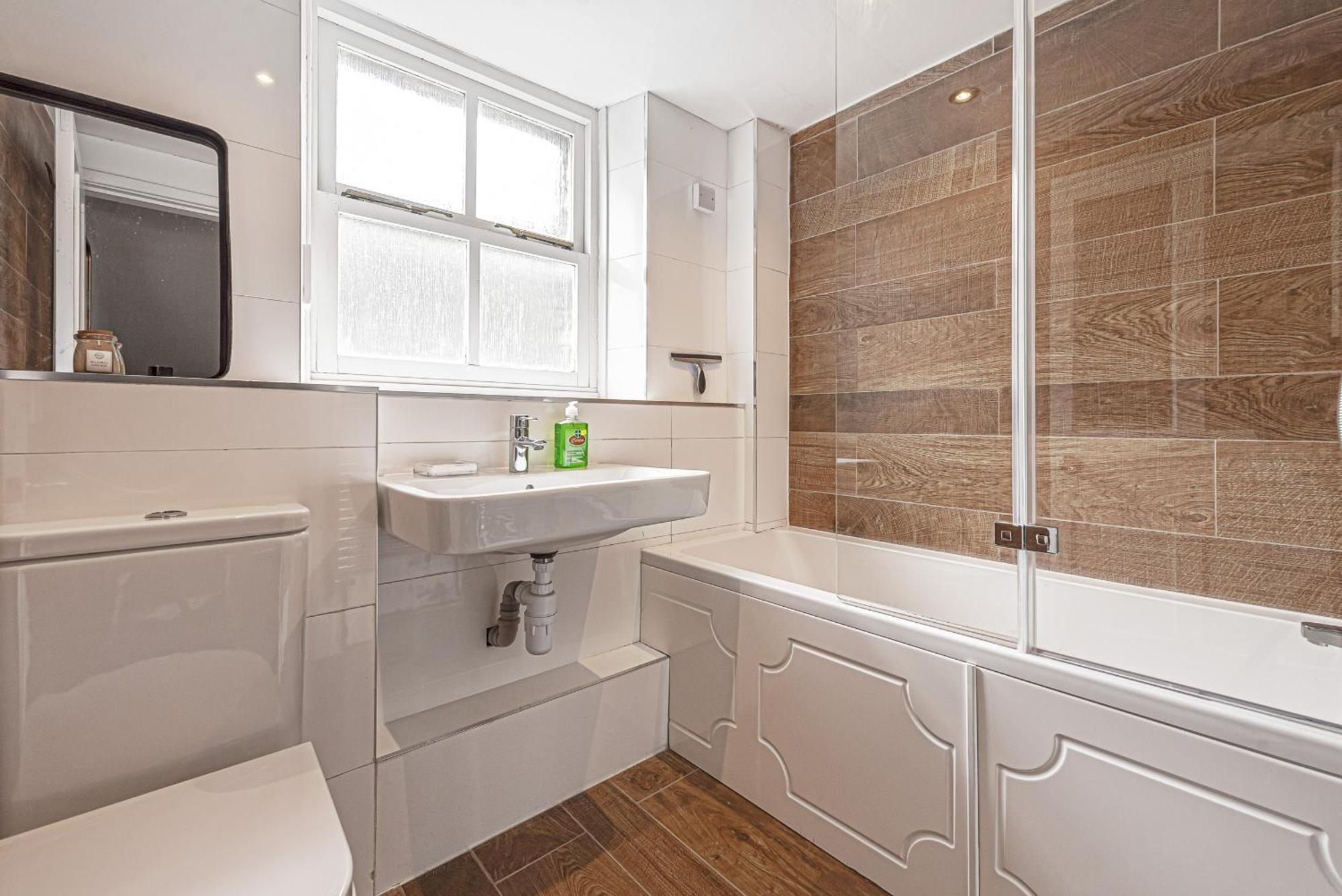 Character Townhouse In Town Centre & Superb Views Holiday home