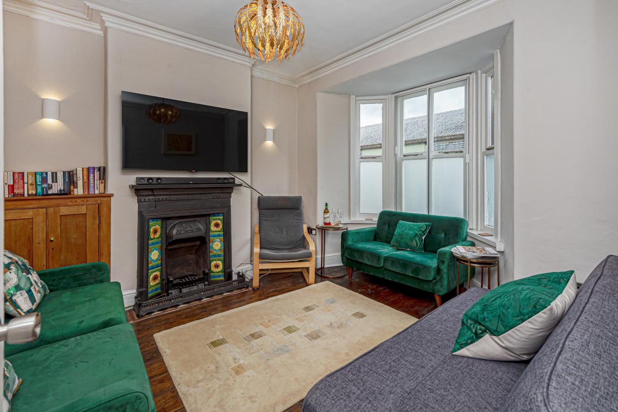 Character Townhouse In Town Centre & Superb Views *