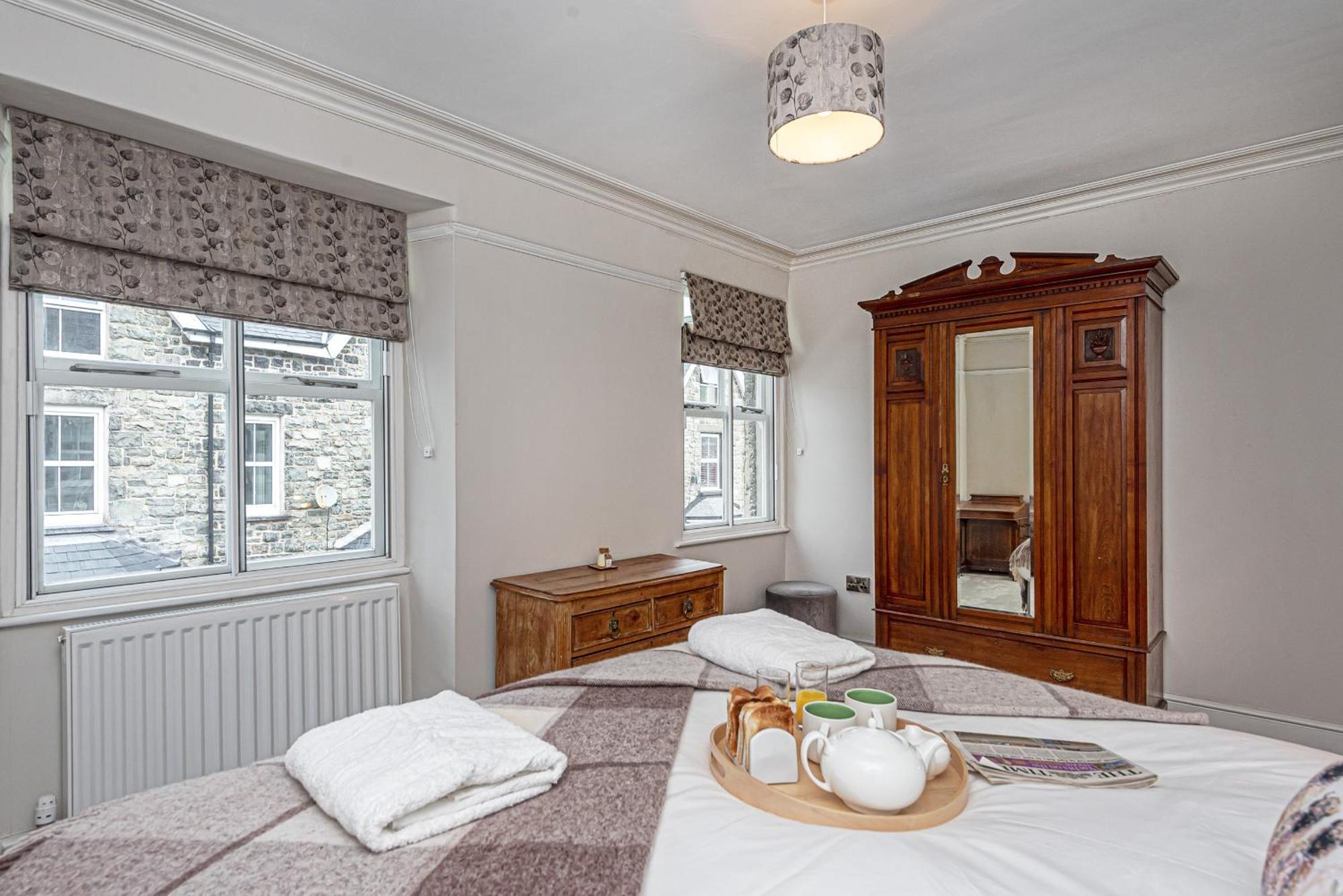 Character Townhouse In Town Centre & Superb Views Holiday home *