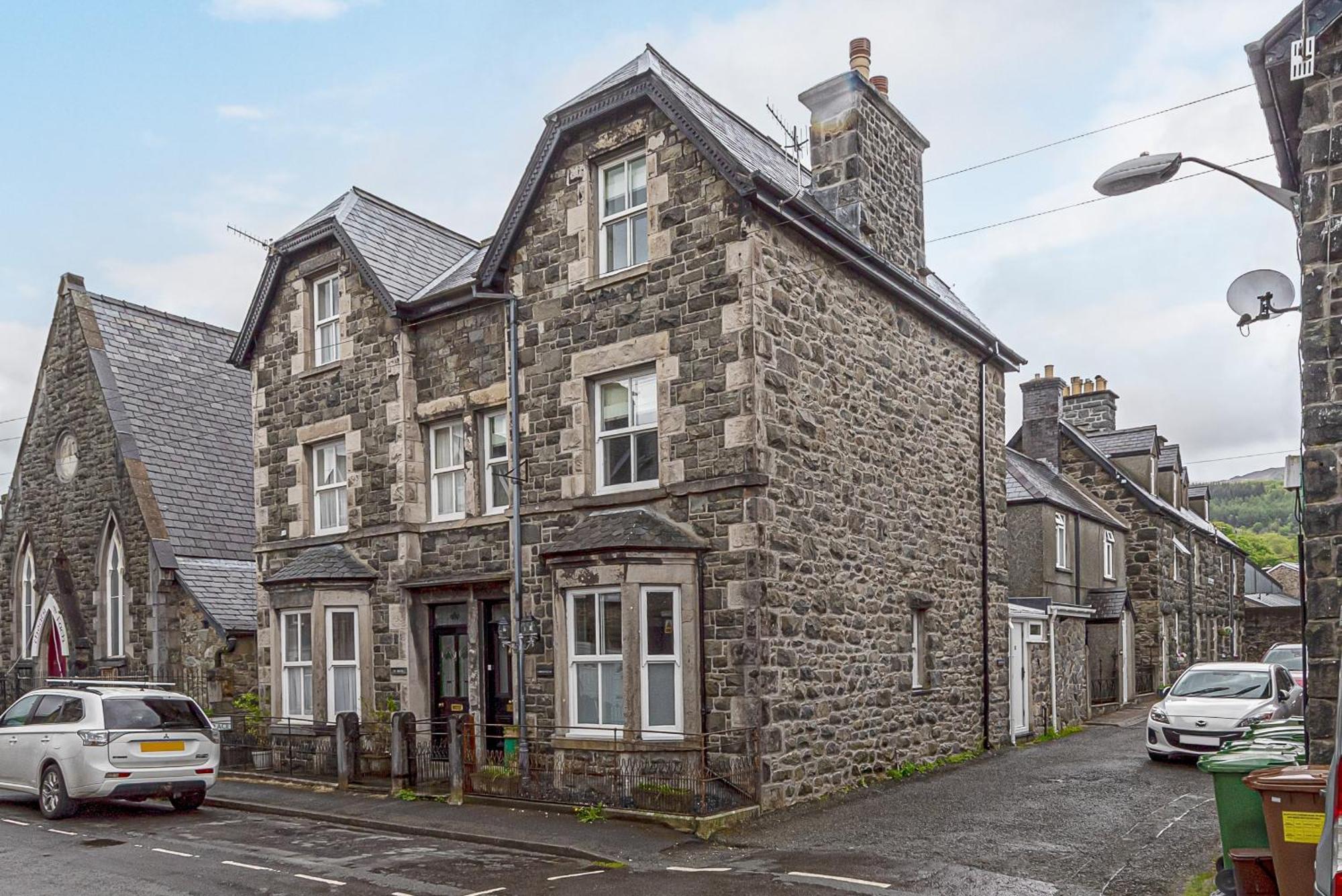 Character Townhouse In Town Centre & Superb Views Holiday home