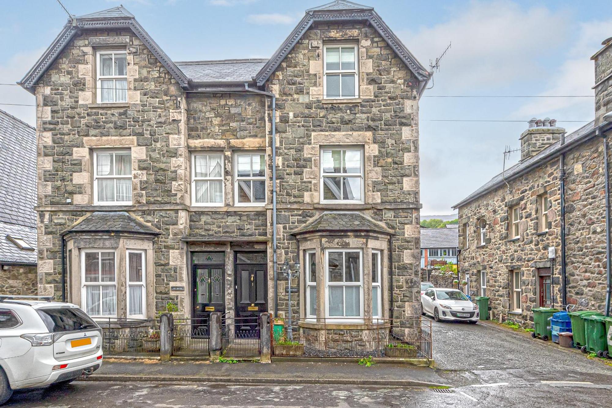 Character Townhouse In Town Centre & Superb Views *