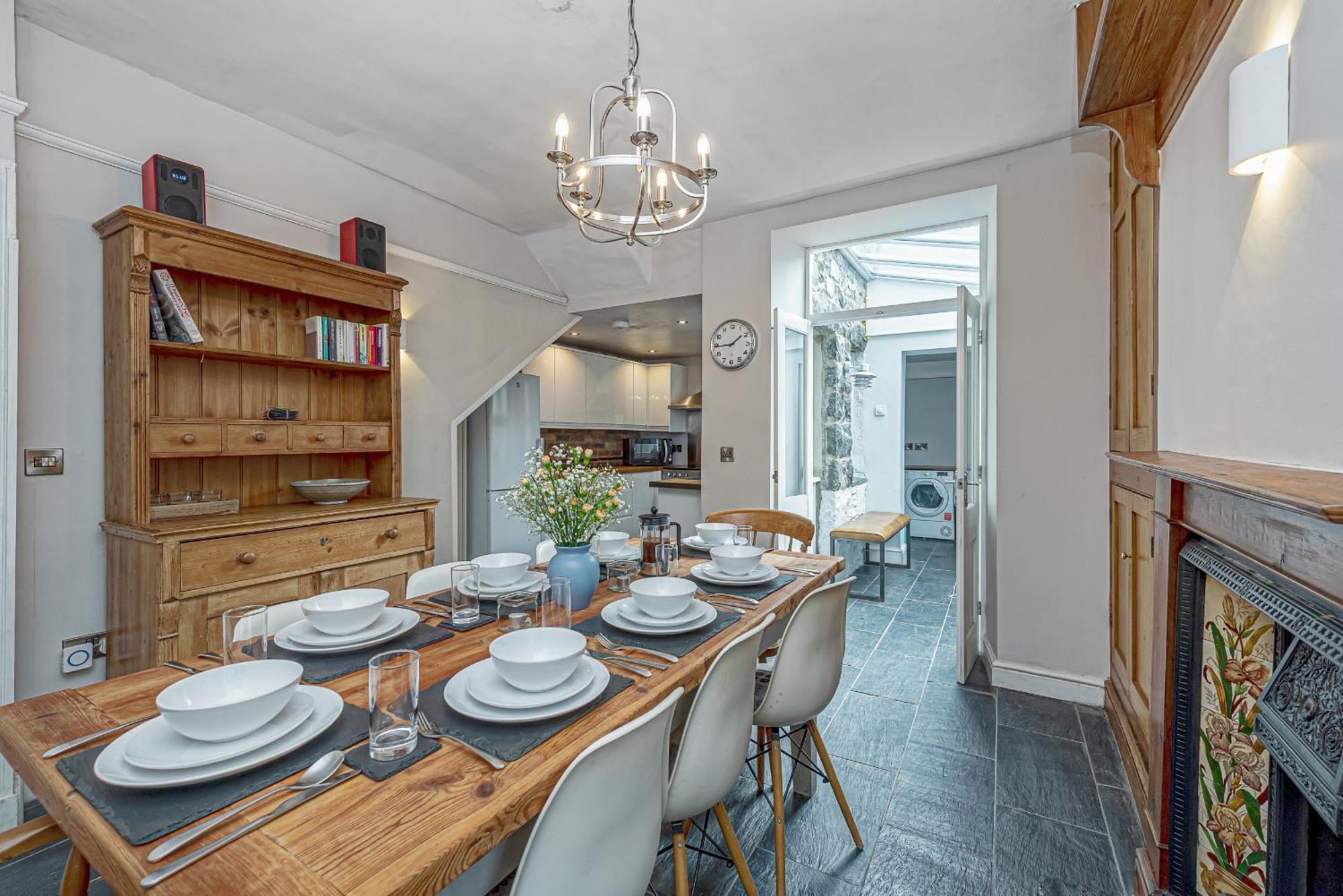 Character Townhouse In Town Centre & Superb Views